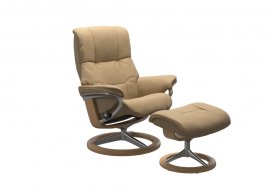 Stressless *QUICKSHIP* Mayfair Medium Recliner Chair & Footstool (Signature Base) (Sand/Oak)